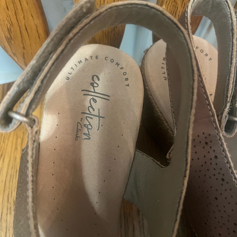Clarks metallic Wedge Sandals with Perforated Design- size 9 1/2 NWT 🌸 - Picture 2 of 9